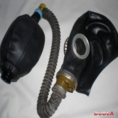 Gasmaske mit Beatmungsbeutel