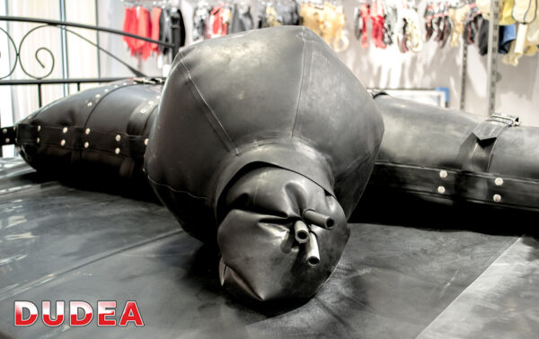 2-Kammer-Latex-Schlafsack mit Maske – Bild 3