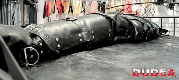 2-Kammer-Latex-Schlafsack mit Maske – Bild 9